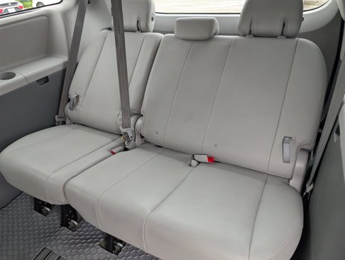 Used 2018 Toyota Sienna XLE image 11