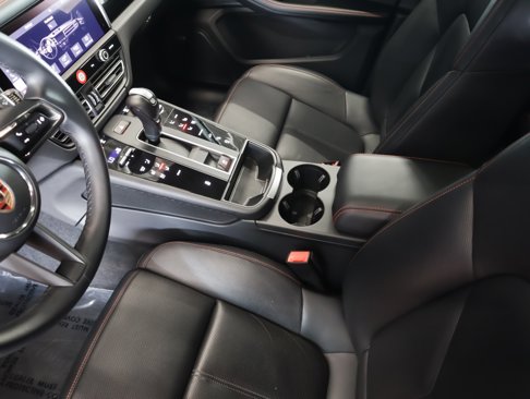 Certified 2024 Porsche Macan image 18