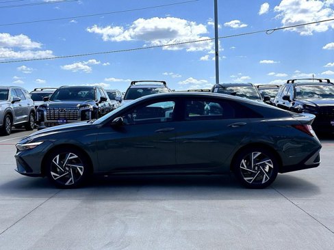 Used 2025 Hyundai Elantra Sport image 4