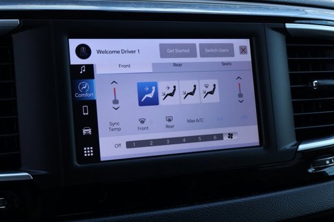 Used 2022 Chrysler Voyager LX image 3