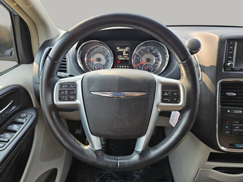Used 2013 Chrysler Town & Country Touring image 5