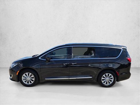 Certified 2018 Chrysler Pacifica Touring-L w/ Premium Audio Group image 9