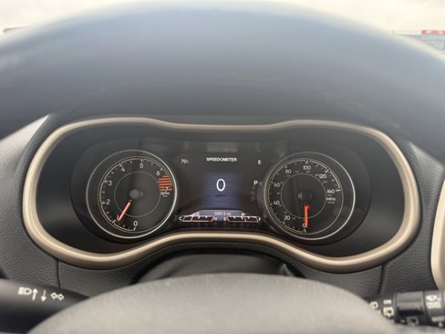 Used 2017 Jeep Cherokee Limited image 12