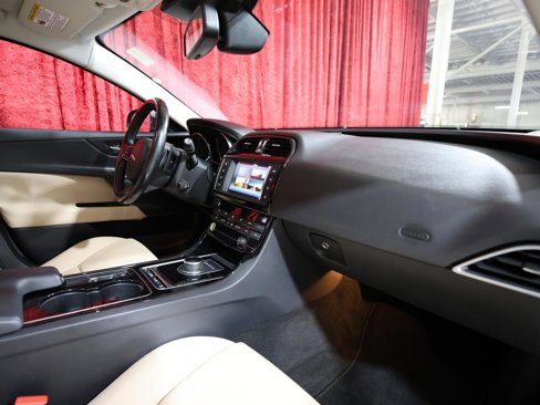 Used 2017 Jaguar XE Premium image 22