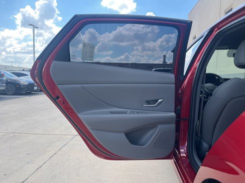 Certified 2025 Hyundai Elantra SE image 11
