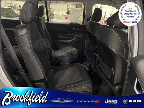 Used 2023 Jeep Grand Cherokee L Laredo image 21