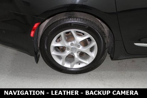 Used 2020 Chrysler Pacifica Touring-L Plus w/ Tire & Wheel Group image 5
