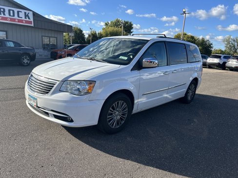 Used 2014 Chrysler Town & Country Touring-L w/ Driver Convenience Group image 2