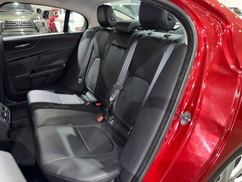 Used 2018 Jaguar XE Premium image 13