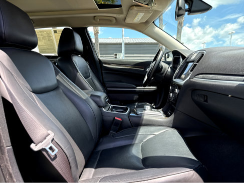 Used 2017 Chrysler 300 C image 9