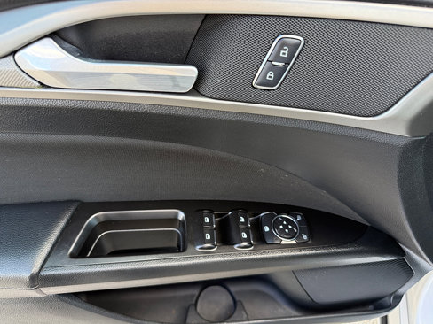 Used 2017 Ford Fusion SE image 24