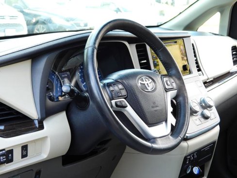 Used 2015 Toyota Sienna XLE image 39