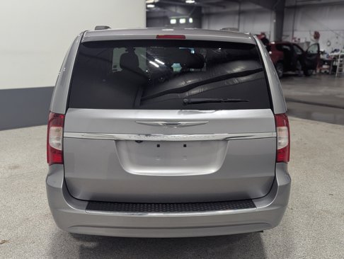 Used 2016 Chrysler Town & Country Touring w/ Driver Convenience Group image 4