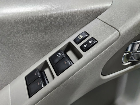 Used 2014 Nissan Frontier SV image 18
