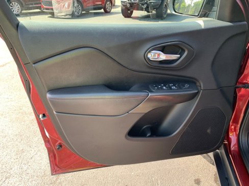 Used 2020 Jeep Cherokee Trailhawk image 9