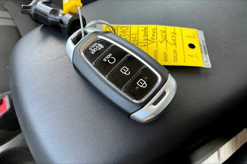 Used 2021 Hyundai Venue SEL w/ Premium Package image 14