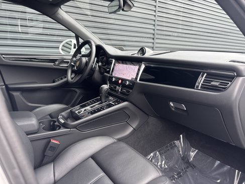 Certified 2025 Porsche Macan image 8