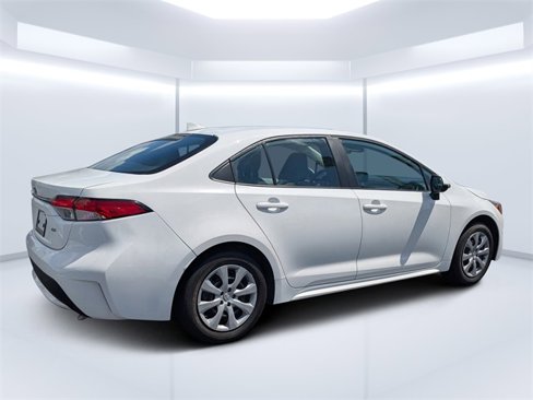 Used 2022 Toyota Corolla LE image 3