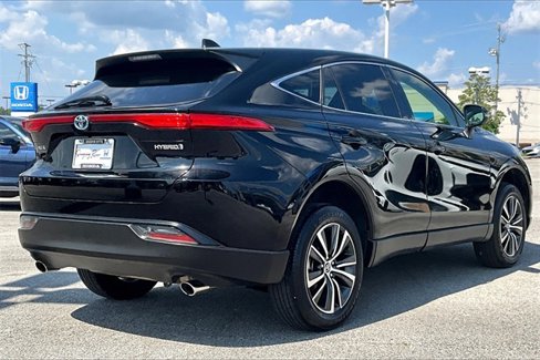 Used 2021 Toyota Venza LE image 2