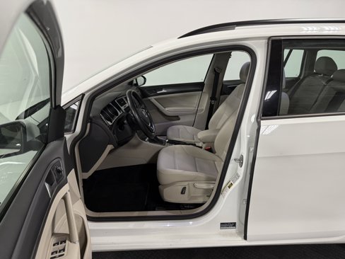 Used 2018 Volkswagen Golf SE image 11