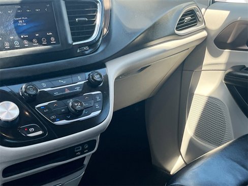 Used 2018 Chrysler Pacifica Touring-L image 23