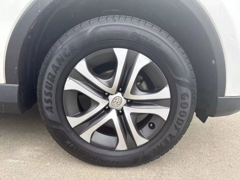 Used 2018 Toyota RAV4 LE image 9
