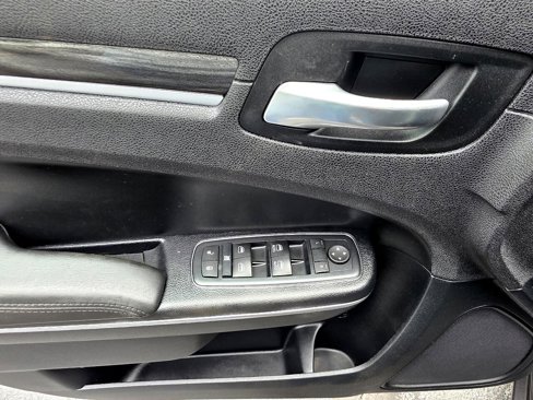 Used 2016 Chrysler 300 Limited image 13