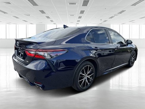 Used 2022 Toyota Camry SE image 3