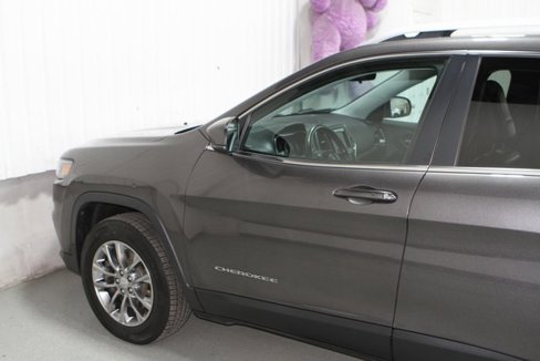 Used 2019 Jeep Cherokee Latitude Plus w/ Cold Weather Group image 29