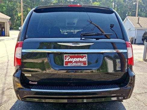 Used 2016 Chrysler Town & Country Touring image 5