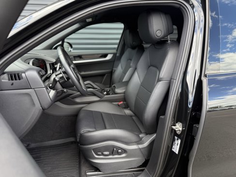 Certified 2025 Porsche Cayenne image 5