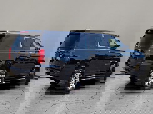 Used 2019 Chevrolet Suburban LT image 4