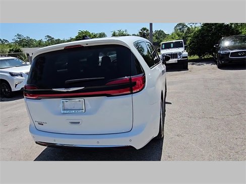 Used 2023 Chrysler Pacifica Touring-L image 21