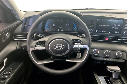 Certified 2025 Hyundai Elantra SE image 5