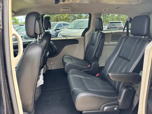 Used 2012 Chrysler Town & Country Touring-L w/ Driver Convenience Group image 18