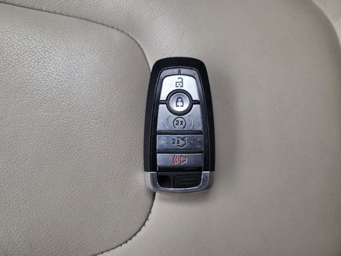Used 2019 Ford Edge Titanium image 32