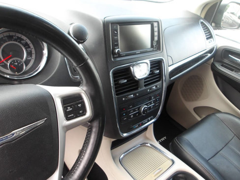 Used 2016 Chrysler Town & Country Touring-L image 10