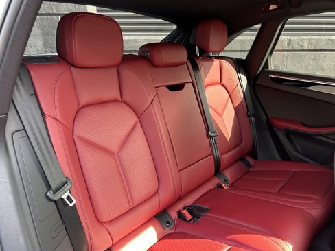 Certified 2025 Porsche Macan image 23