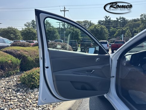 Used 2021 Hyundai Elantra SE image 11