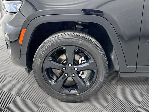 Used 2023 Jeep Grand Cherokee Altitude image 18