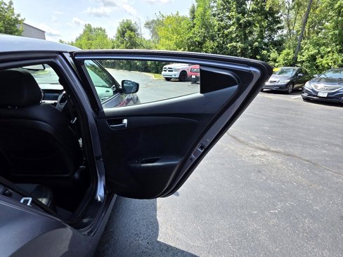 Used 2013 Hyundai Veloster w/ Style Pkg image 30