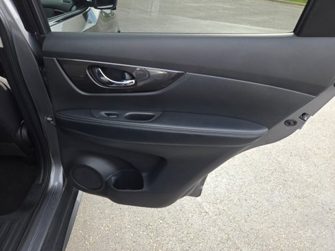 Used 2019 Nissan Rogue SV w/ Sun & Sound Touring Package image 5
