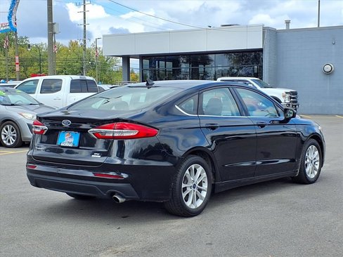 Used 2020 Ford Fusion SE image 2