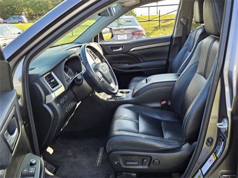 Used 2018 Toyota Highlander SE image 6