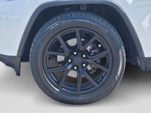 Used 2020 Jeep Grand Cherokee Laredo image 19