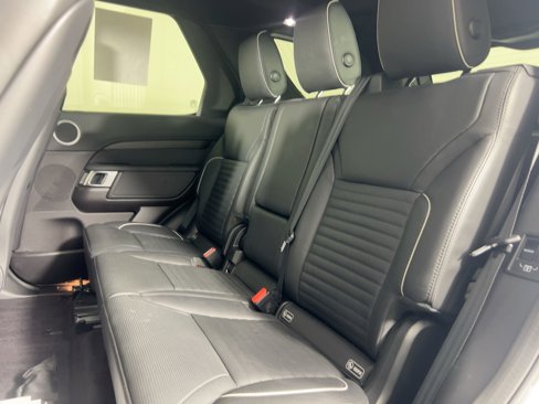 Used 2018 Land Rover Discovery HSE image 11