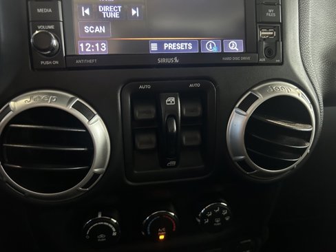 Used 2018 Jeep Wrangler Unlimited Sahara image 25