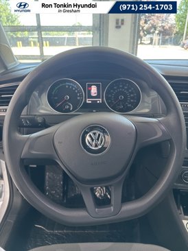 Used 2016 Volkswagen e-Golf SE image 18