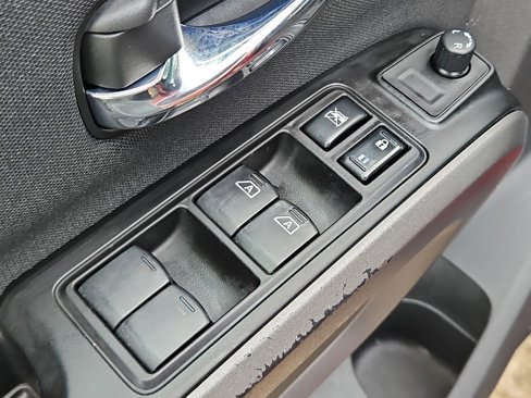 Used 2015 Nissan Titan SV w/ SV Value Truck Package image 23