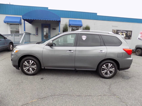 Used 2017 Nissan Pathfinder SV image 3